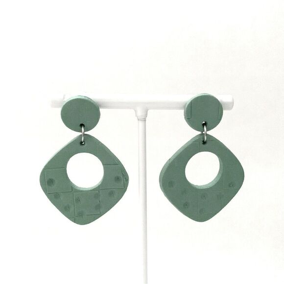 💚Hypoallergenic Sage Green Clay Earrings Diamond Shaped Dangle - Picture 1 of 5